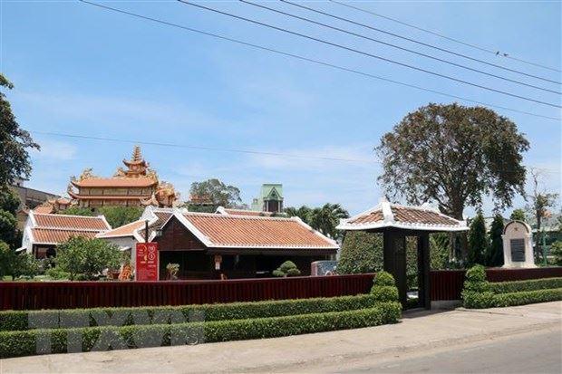 Khách tham quan chiêm ngưỡng các tác phẩm vẽ Bác Hồ trong bảo tàng, thể hiện sự kính trọng và tình yêu dành cho Người.